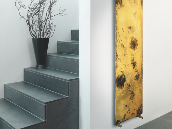 zona de intrare și scările cu un radiator zehnder design zehnder arteplano